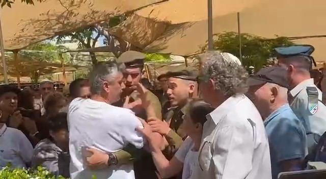 مشاهد غير مسبوقة إسرائيليًا تؤكد مدى الانقسام