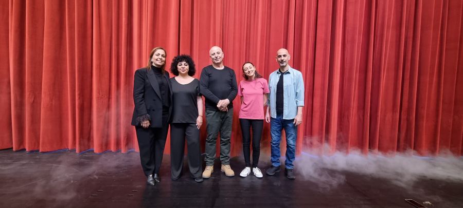 بداية مُؤثرة لعرض مسرحية