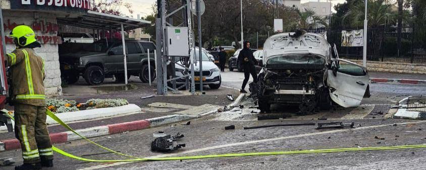 الطيرة: اشتعال سيارة جراء انفجار وتخليص عالق