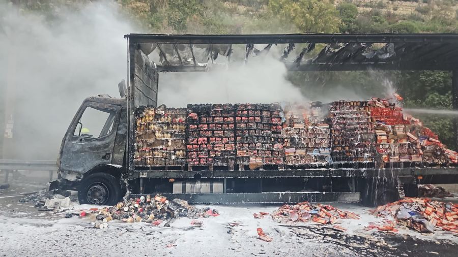  طواقم الإطفاء تسيطر على حريق شاحنة على شارع رقم 1 وازدحامات مرورية خانقة باتجاه تل أبيب