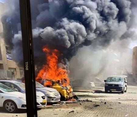طواقم الاطفاء والانقاذ تعالج سقوط صواريخ في أشكلون وبئر السبع