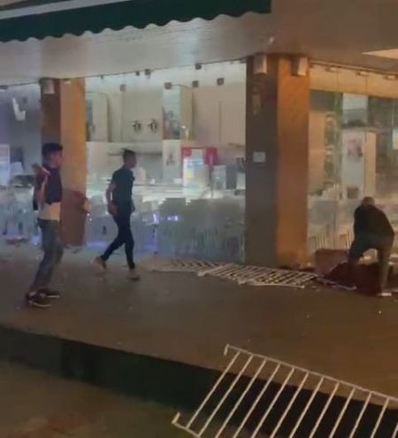 فيديوهات : متطرفون يهود يهاجمون مصالح تجارية عربية في بات يام