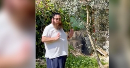  فيديو لحوار بين فلسطينية ومستوطن استولى على منزلها