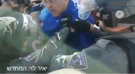 توثيق: اعتداء شرطة الاحتلال على النائب احمد الطيبي خلال مظاهرة الشيخ جراح اليوم