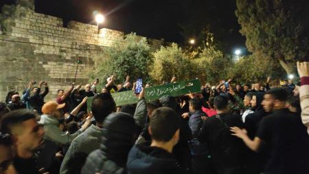 اصابات واعتقالات والاعتداء على جنازة شهيد في القدس