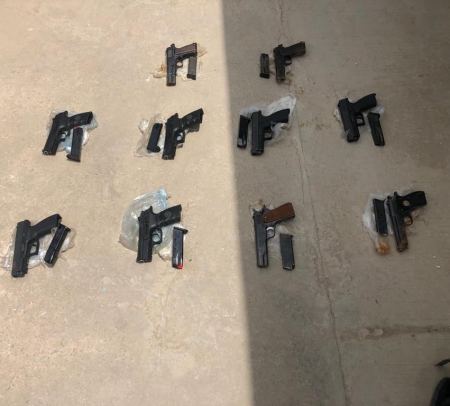 اعتقال 3 شبان من الخليل بدعوى محاولتهم تهريب اسلحة