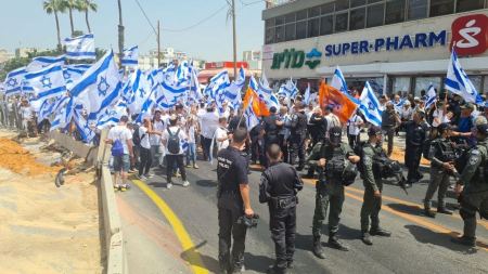 المستوطنين يقتحمون باحات المسجد الأقصى تحت حراسة الشرطة