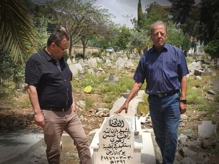 نشطاء من الطيبة وقلنسوة يقومون ترميم قبر الشهيد رافت زهيري
