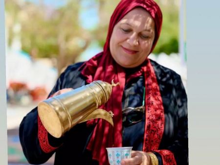 نوف زبيدات : ترسم لوحات فينة بالنحت على الفواكه