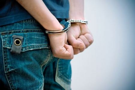 اعتقال قاصر من يافا ضرب وهدد شقيقتيه بسكين