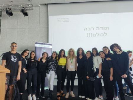 القيادة الشابة بمدرسة التيراسنطا حيفا تتألق مع المربية فروسينا عبيد 