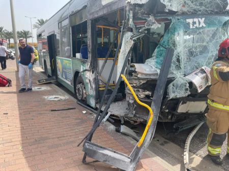 إصابة 20 شخصًا بحادثي طرق