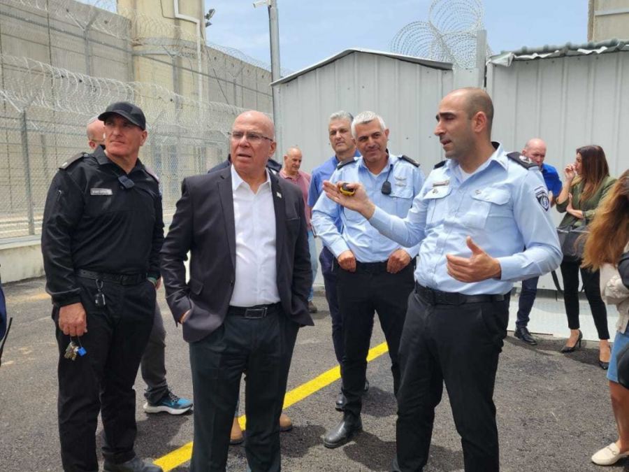 اللجنة الامنية في الكنيست تزور سجن عوفر وتجتمع مع بعضهم