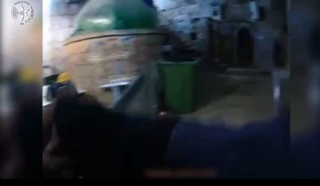 اعتقال مشتبه فلسطيني بالقدس انتحل شخصية طبيب بدواعي السرقة والخداع 