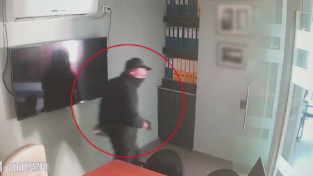 اعتقال سائق اجرة من القدس وعاملة من العيزرية بسرقة مكتب تعمل فيه الاخيرة