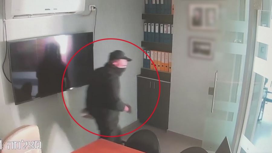 اعتقال سائق اجرة من القدس وعاملة من العيزرية بسرقة مكتب تعمل فيه الاخيرة