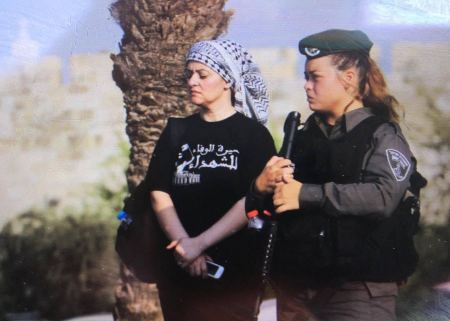 ابنة “طمرة” صابرين ذياب .. رفعت العلم الفلسطيني واعتُدي عليها بالضرب والألفاظ النابية