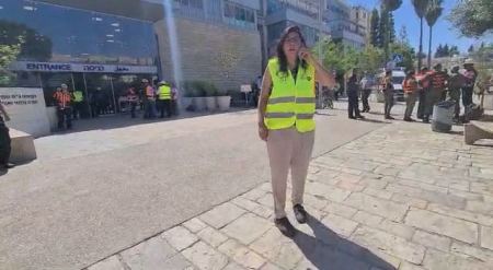فيديو : الارض تبتلع موقف للسيارات في القدس 