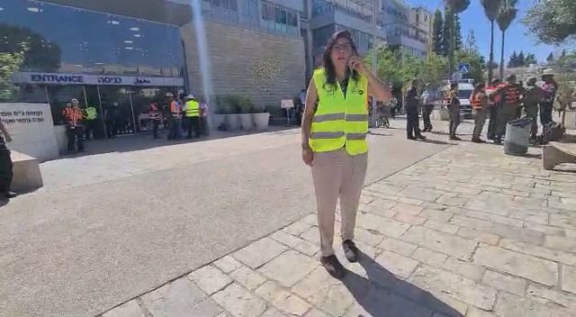 فيديو : الارض تبتلع موقف للسيارات في القدس 