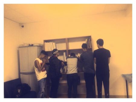 طلاب من مدرسة القمة بالقدس يبادرون لإقامة مكتبة وإقتناء كتب ضمن برنامج "من أجل"