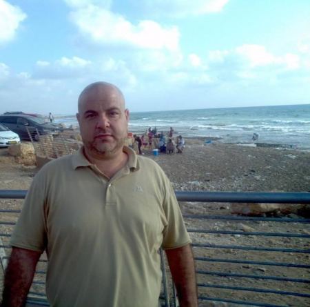 بين البحر والقمر