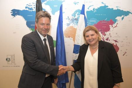 د. روبرت هابيك يلتقي أورنا بربيباي في القدس