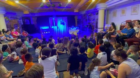 عشرات الأطفال في مسرحية تيك تاك في مكتبة بلفر الرملة 