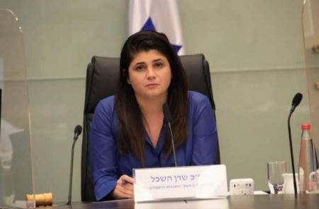 تعليق عمل أو إقالة كل موظف في جهاز التعليم يشتبه بارتكابه مخالفة جنسية أو عنف