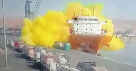 شاهد| 10 وفيات و234 إصابة بانفجار في ميناء العقبة بالأردن