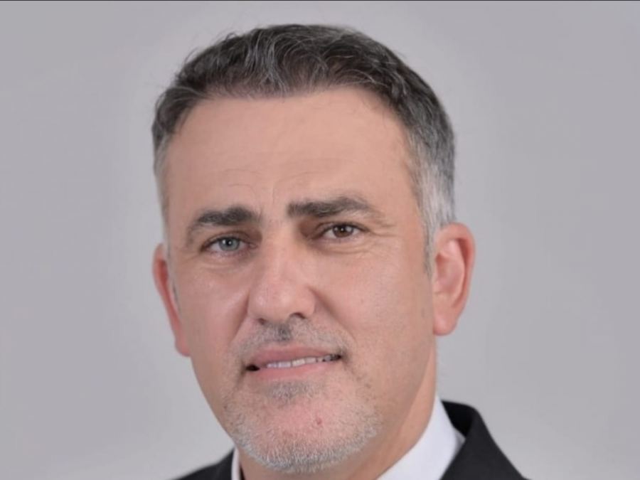 المحامي فاخر بيادسة هو مرشّح رئيسة البلديّة لمنصب مدير عامّ بلديّة حيفا .