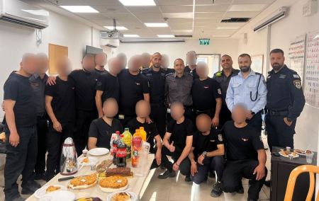القدس : الشرطة والاطفاء تنهي دورة متطوعين في مخيم شعفاط