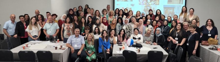 تقوم شركة Helen Doron بتوظيف حوالي 50 مدرس لغة إنجليزية