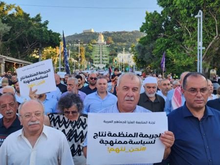 بركة يحيي حشود المشاركين في مظاهرة حيفا ردا على اتساع الجريمة