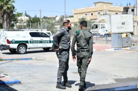 لائحة اتهام ضدّ شرطيين بإلقاء قنبلة يدوية على فلسطيني