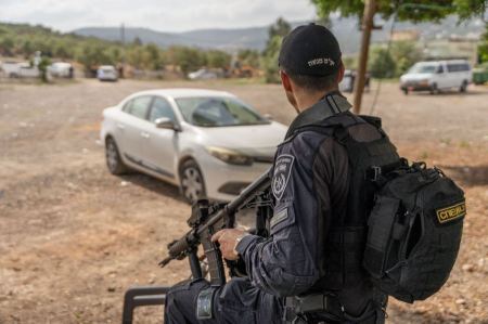 القدس : القبض على أب من كفرعقب بشبهة تعنيف طفلته