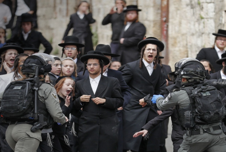 المحكمة الإسرائيلية العليا تأمر بتجنيد طلاب المعاهد الدينية لدى الحريديم