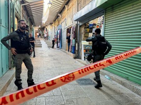 القدس : اعتقال مشتبهين بالاعتداء على شاب من بيت صفافا