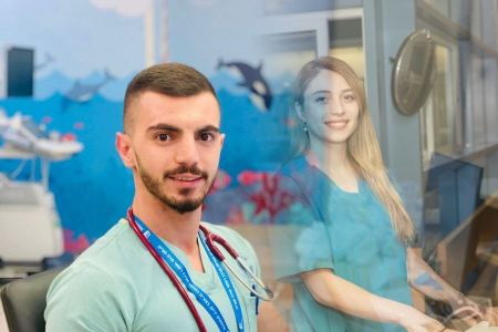 أطباء متدربون في المركز الطبي تسفون