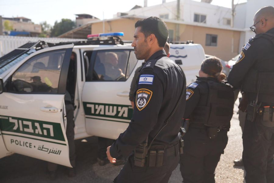 حملة للشرطة الإسرائيلية في رهط تسفر عن اعتقال 30 شاب