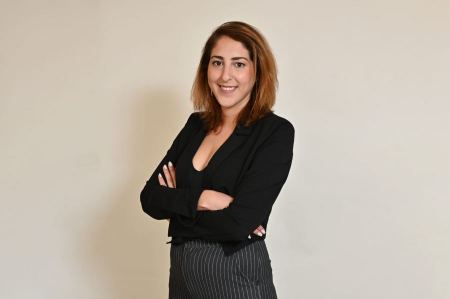 وكيلة تأمين تروي لحظات الرعب بعد سقوط صاروخ قرب منزلها في بئر السبع