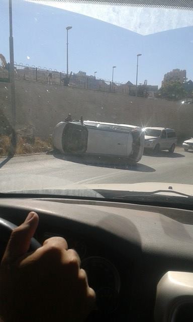 انقلاب سياره قرب بسجات زئيف واصابة لشاب عربي 