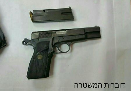 الشرطه تداهم وتفتش في فناء منزل بباقه الغربيه واعتقال رب المنزل وابنه