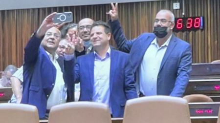 الوزيرة شاكيد تخالف القانون بعدم استقبال طلبات لمّ الشمل