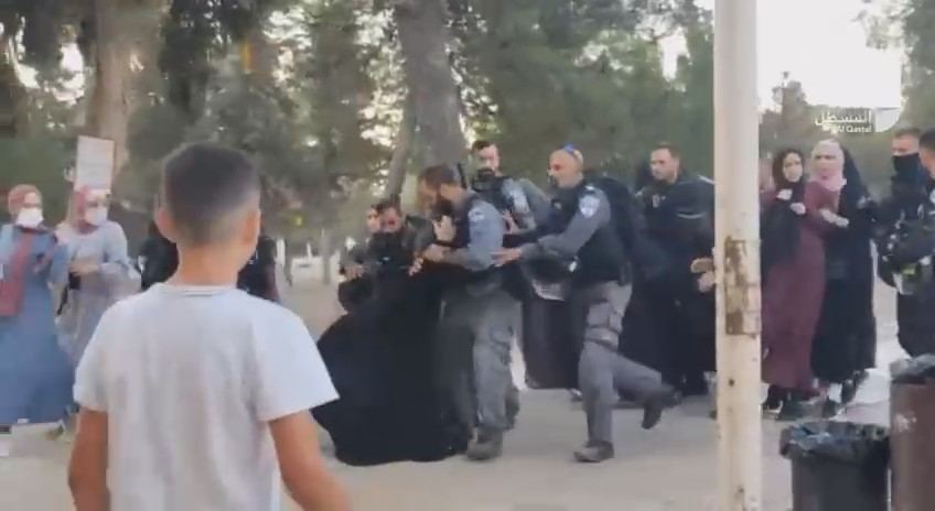 فيديو | اعتداءات على المصلين.. مستوطنون يقتحمون الأقصى