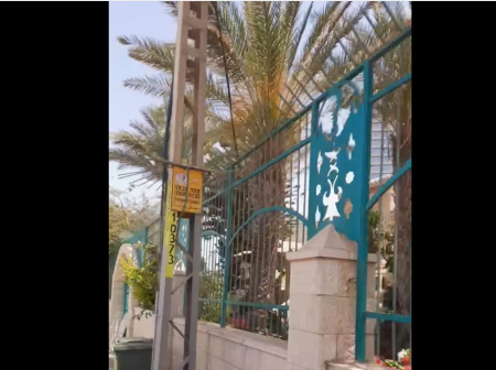 فيديو- مجهولون يعتدون على مسجد حسن بك في يافا ويلحقون أضرارا