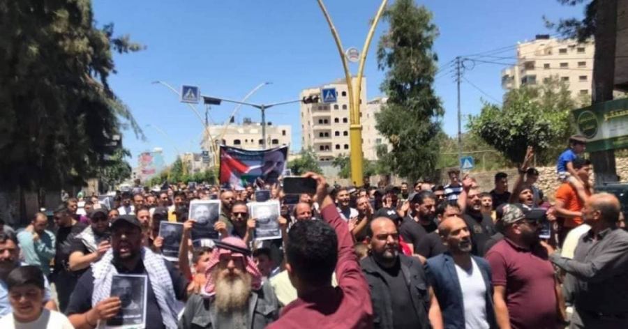 فيديو : مسيرة في الخليل للمطالبة بمحاسبة المتسببين بوفاة نزار بنات