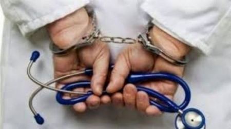 انتحل شخصية طبيبة نساء وبدأ بابتزاز المراجعات