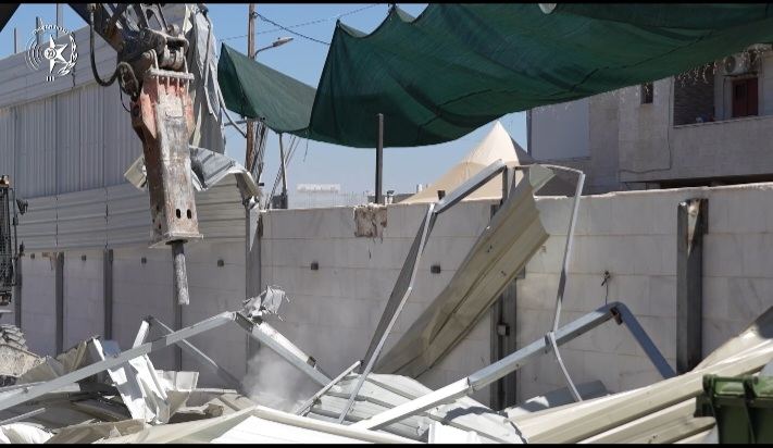 هدم مبان غير قانونية بحسب الشرطة في اللد