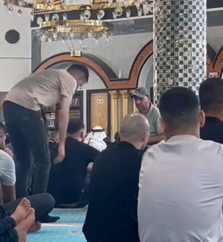 رهط تُضيء منابرها بلغة الإشارة