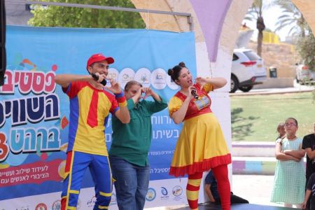 المئات في مهرجان "متساوون في حب رهط" لدعم لذوي القدرات الخاصة 
